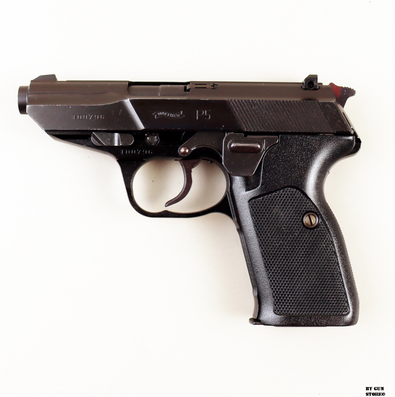 Pistola Walther mod. P5 cal. 9x19 para matr. 00796